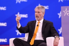 Michael Saylor 靠 ChatGPT 助 Strategy 募資 150 億美元：「別想比機器人更努力」