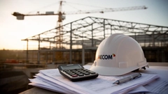 AECOM股價暴跌49%後估值看似便宜，但執行風險仍未消散