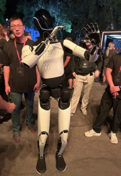 Tesla Optimus 首台量產機器人出貨，馬斯克：「2027年底對外供應」