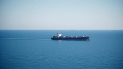 荷莫茲海峽封鎖重啟首日，船舶通行量驟減38%，油價波動加劇