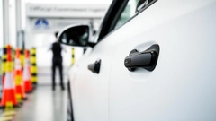 Tesla 隱藏式門把安全爭議升溫，美國 NHTSA 啟動強制逃生系統立法程式