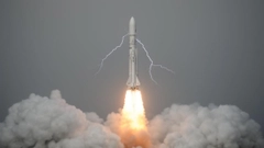 長徵三號乙火箭升空30秒遭雷擊，仍成功將衛星送入軌道