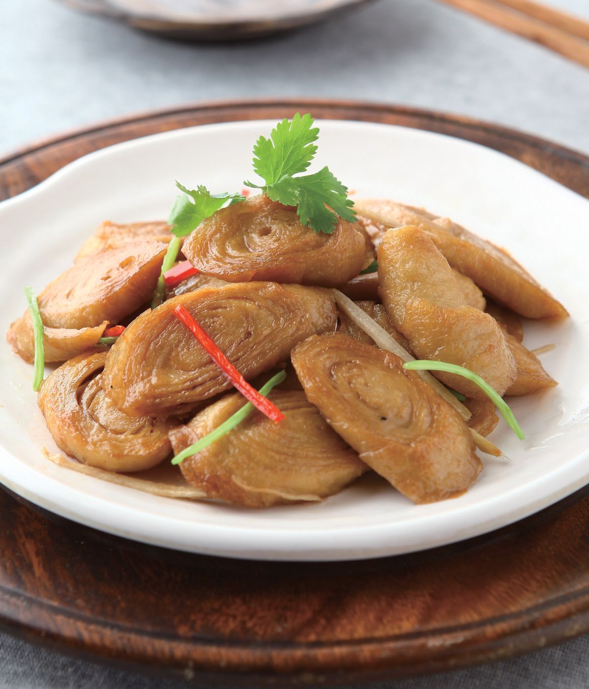 面肠洗净,切厚片,放入油锅中炸约1分钟后沥乾油;香菜